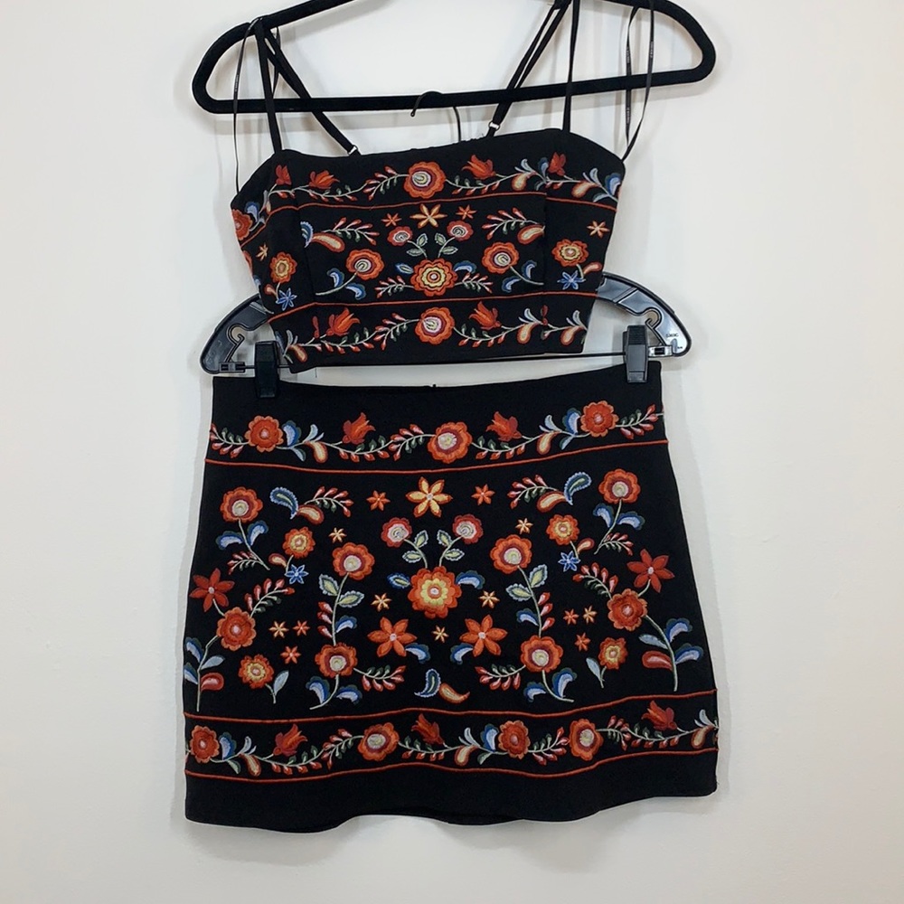 Forever 21 set fall Embroidery mini skirt Bando top